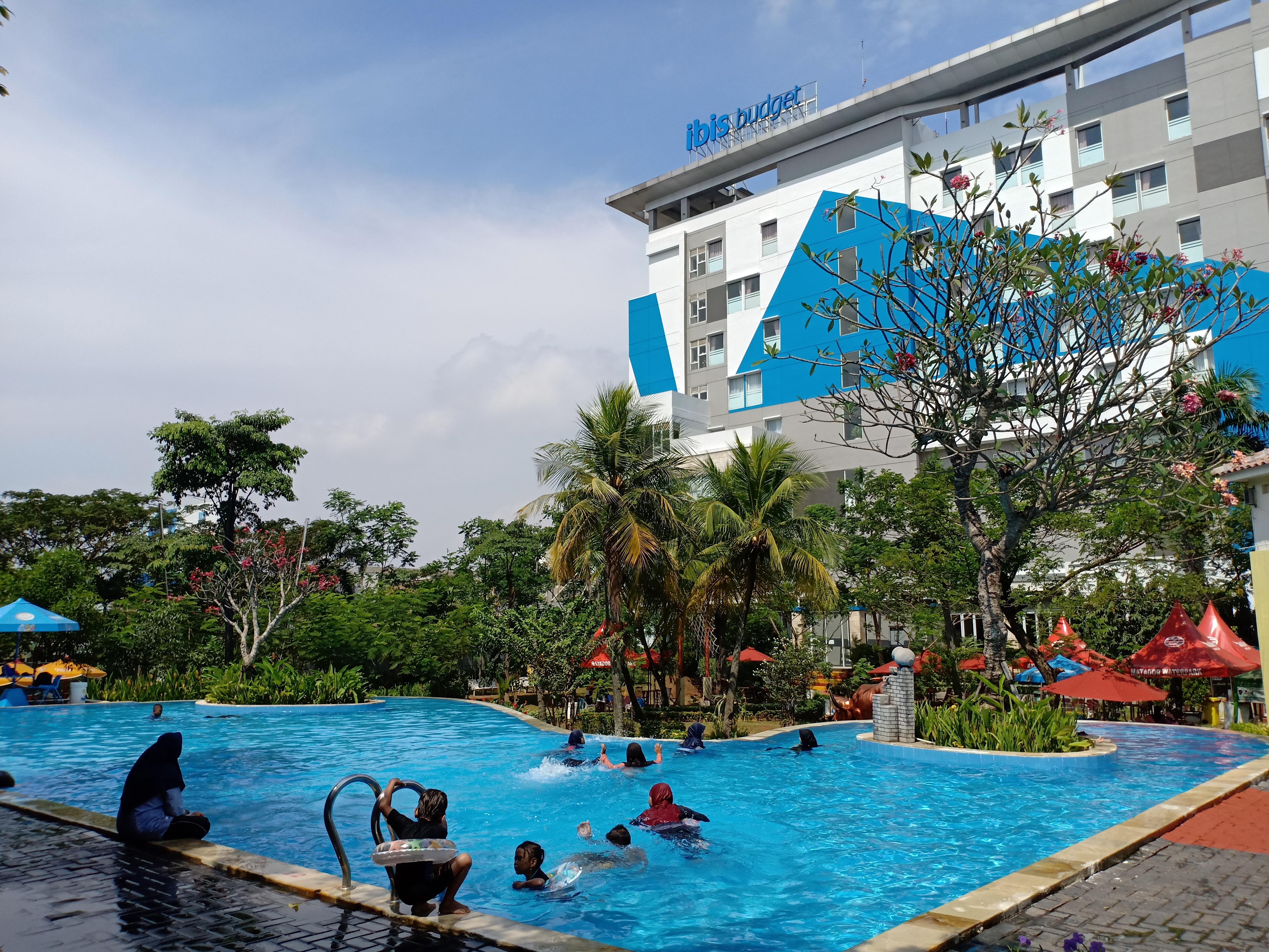 Ibis Budget Cikarang Festival Бекаси Экстерьер фото