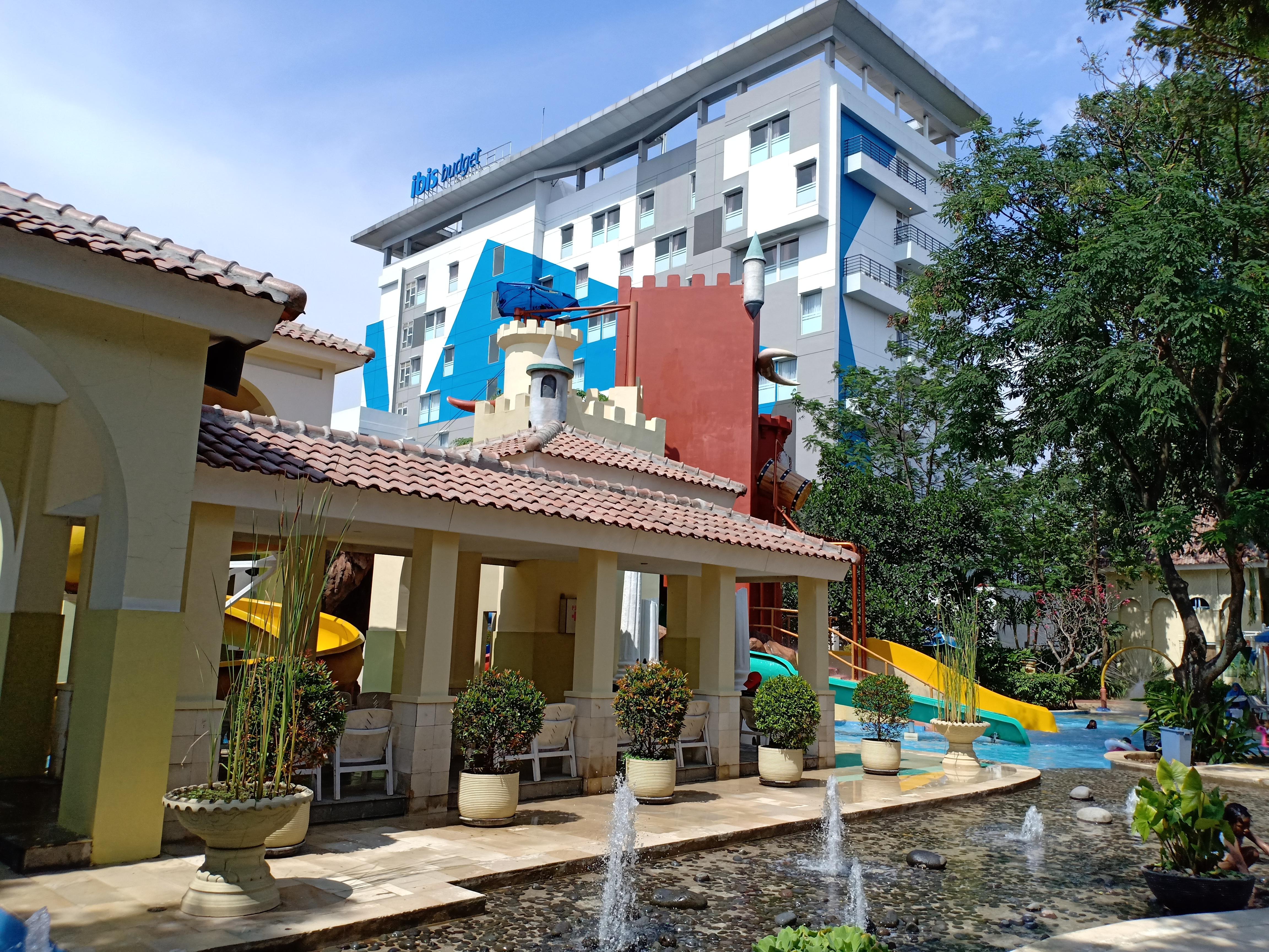 Ibis Budget Cikarang Festival Бекаси Экстерьер фото