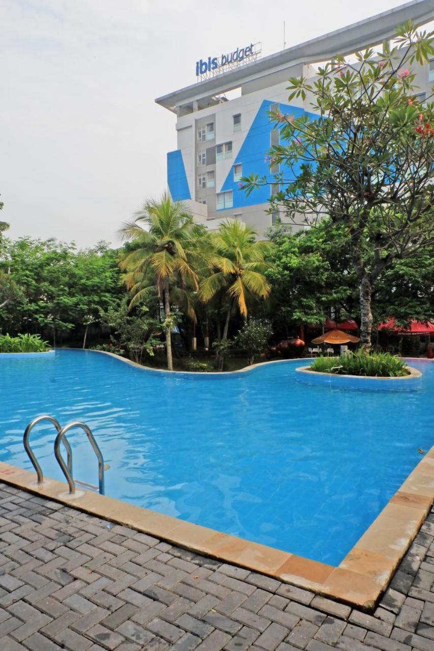Ibis Budget Cikarang Festival Бекаси Экстерьер фото